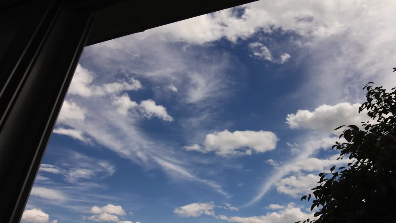 창문 너머의 아름다운 하늘