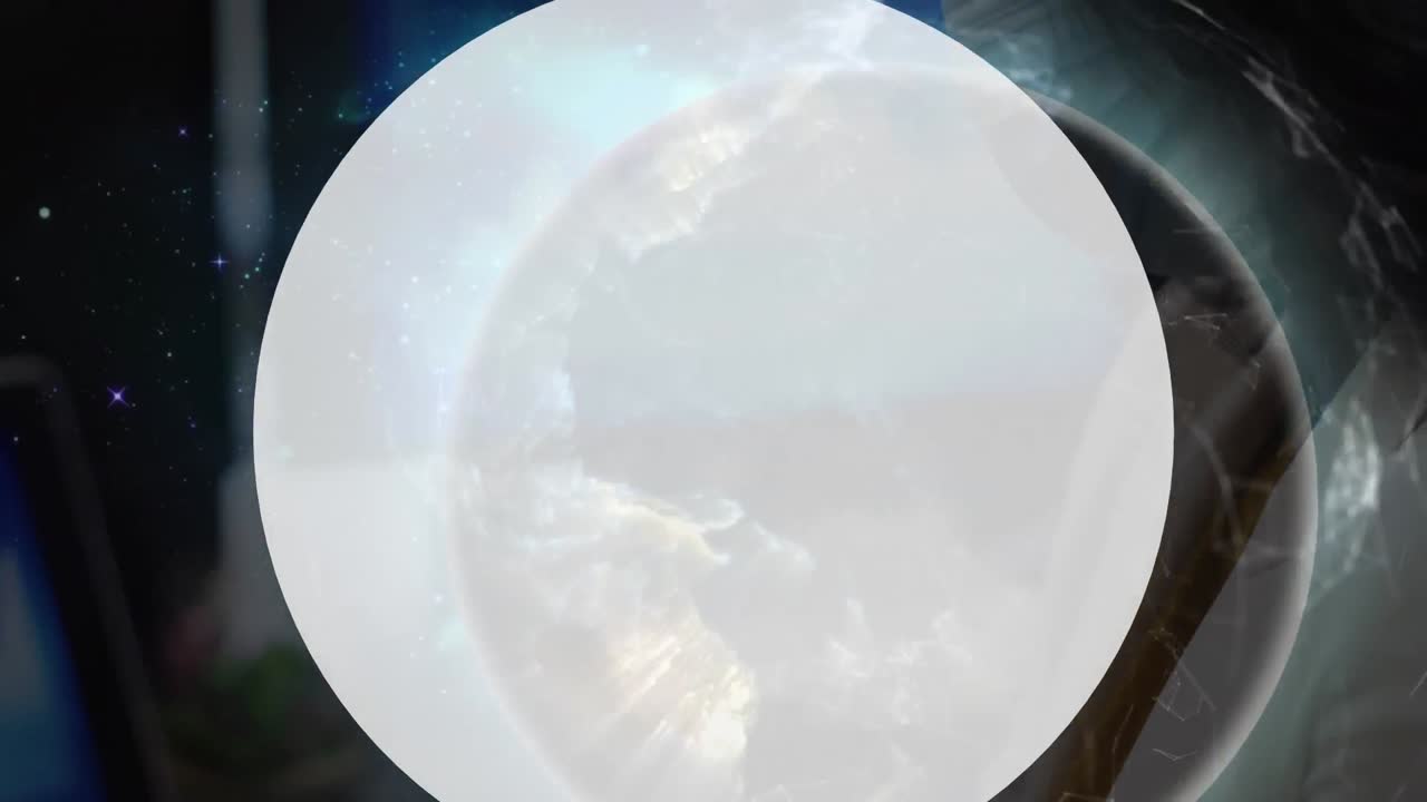 데이터 프로세싱의 애니메이션과 전 세계에 대한 얼굴 마스크를 입은 아프리카계 미국인 사업가