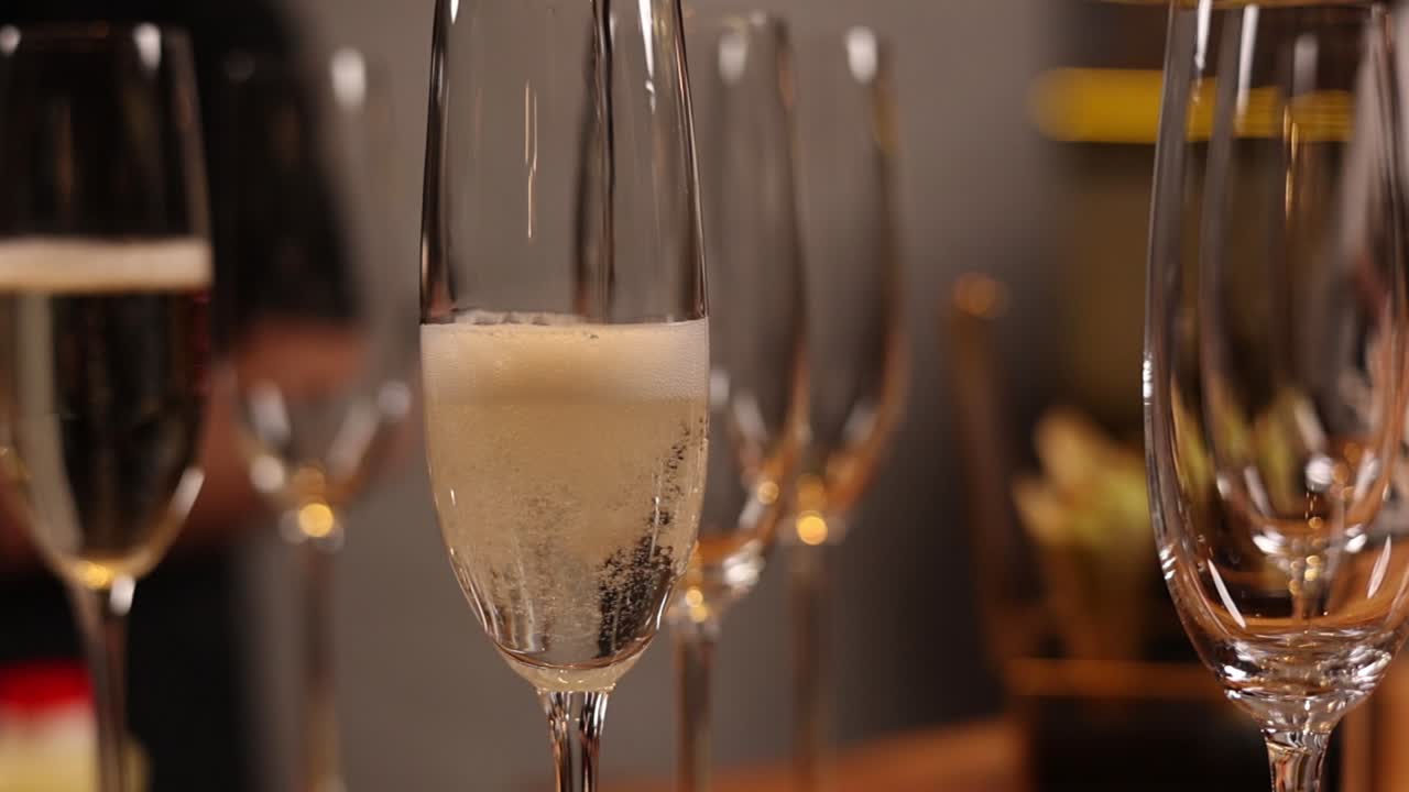 Versare lo champagne nei flauti