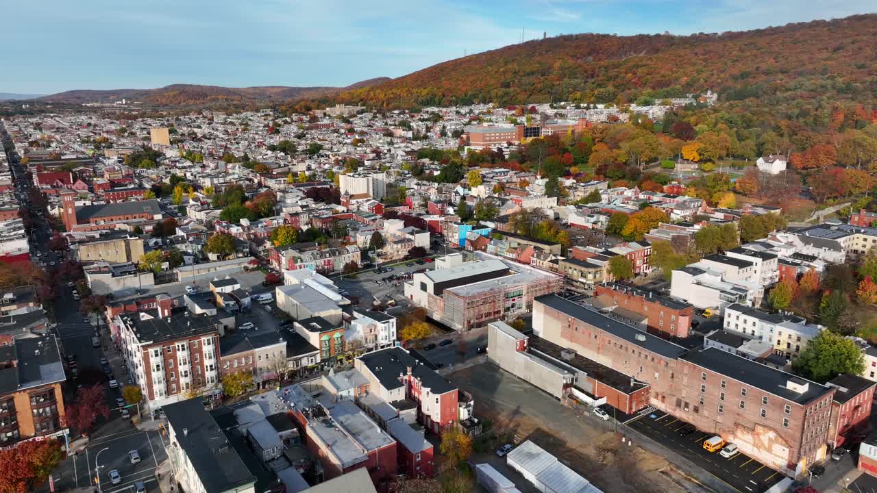 ciudad americana con montaña en la distancia