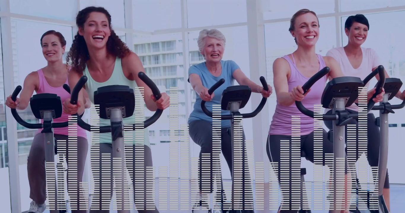 Donne che entrano in palestra, salgono sulle cyclette e pedalano con icone animate del battito cardiaco in aumento per migliorare la resistenza
