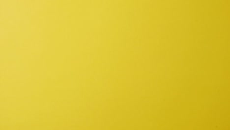 stop motion animación juguete antistress en forma de corazón sobre un fondo amarillo brillante. diseño creativo. vista superior