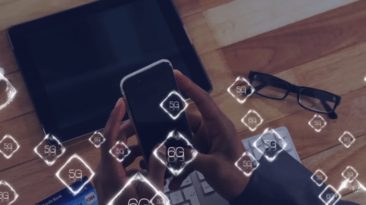 animación de textos 6g sobre una mujer afroamericana que usa un teléfono inteligente