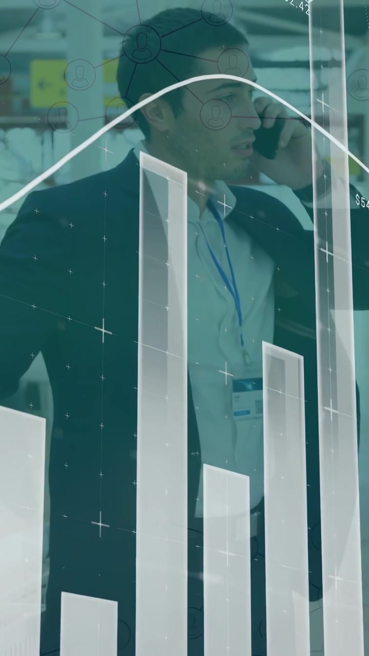Verticale video: Man beëindigt gesprek en tikt op telefoon, waardoor AR financiële grafieken synchroniseren met magazijnoperaties.