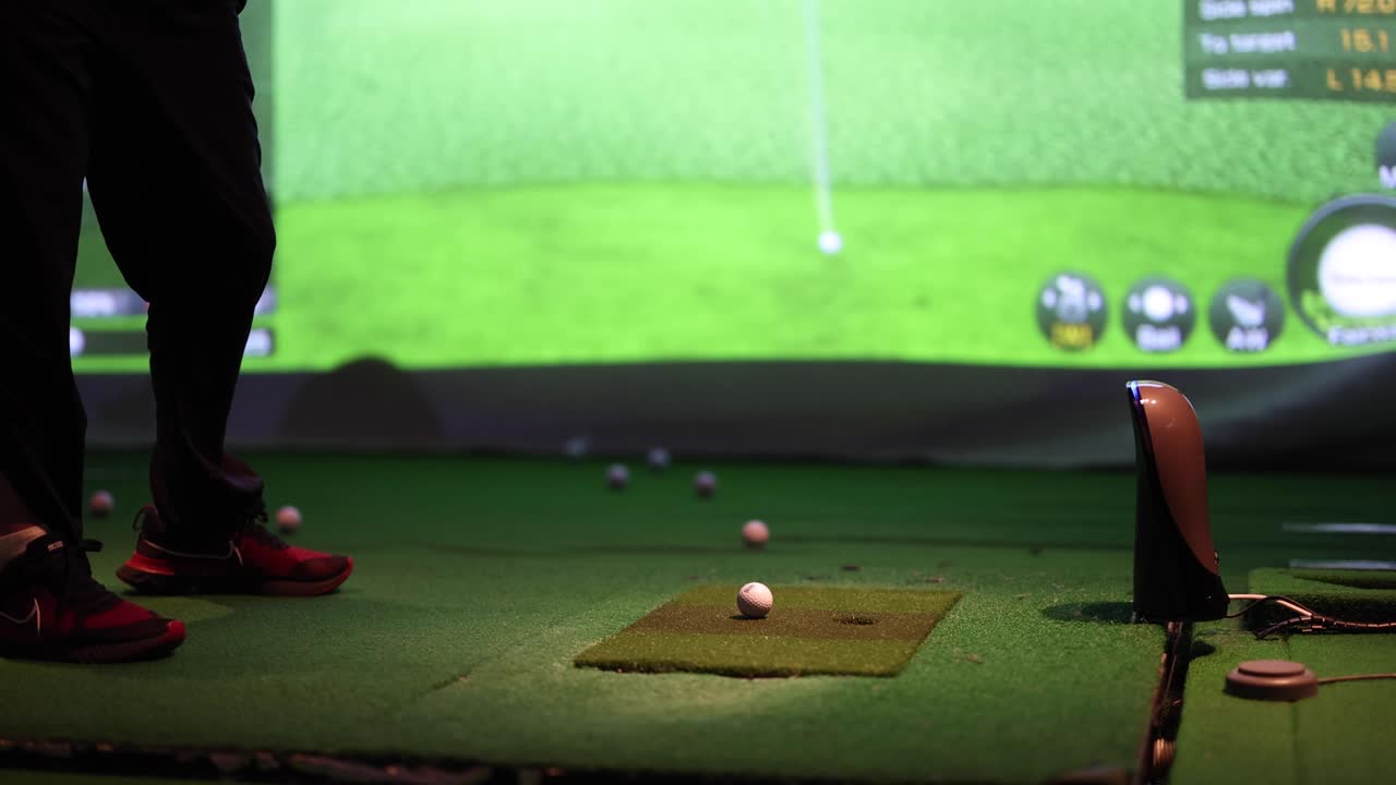 golfista practicando el swing en el simulador interior