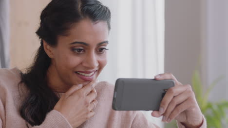 Hermosa-Mujer-Usando-Un-Teléfono-Inteligente-Viendo-Entretenimiento-En-Línea-Leyendo-Mensajes-De-Redes-Sociales-Relajándose-En-Casa-Disfrutando-De-La-Tecnología-Móvil