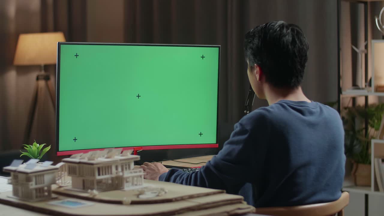 집에서 건축 디자인 프로젝트를 하는 남자