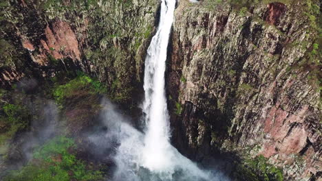 El-Dron-Vuela-Hacia-Atrás-Mientras-La-Cámara-Mira-Hacia-Arriba-Para-Mostrar-Una-Enorme-Cascada