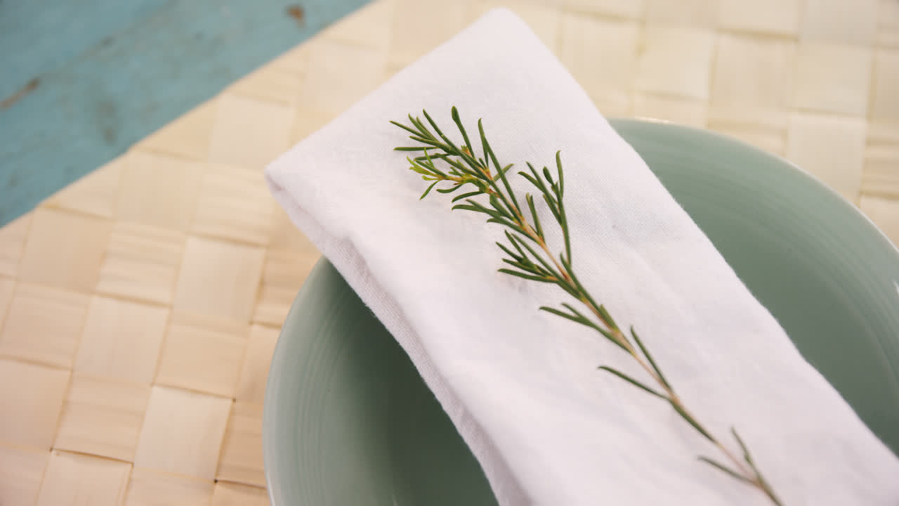 varios cubiertos en la mesa de madera 4k