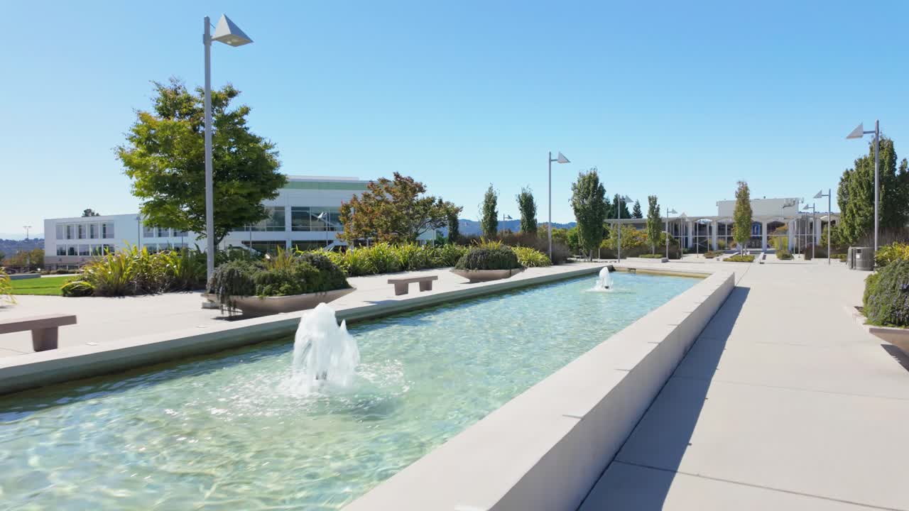 Ángulo de recorrido de las fuentes en el College of San Mateo en California