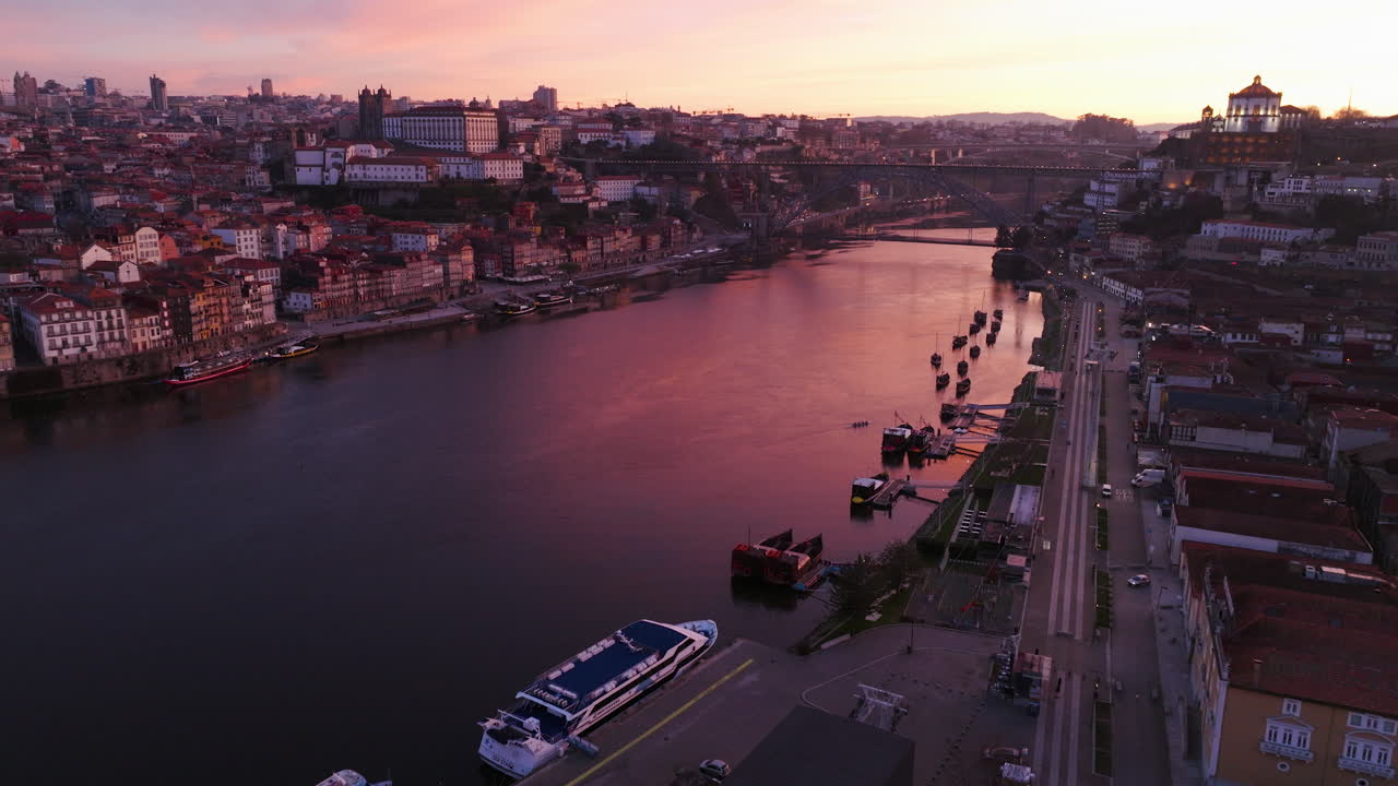 O nascer do sol ilumina o Rio Douro no Porto