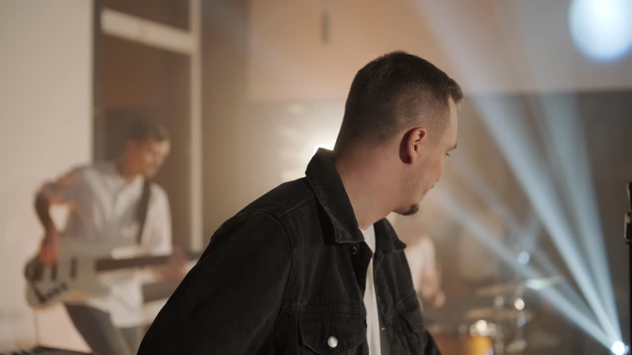 actuación en vivo de la banda con cantante, bajista, pianista, baterista y guitarrista