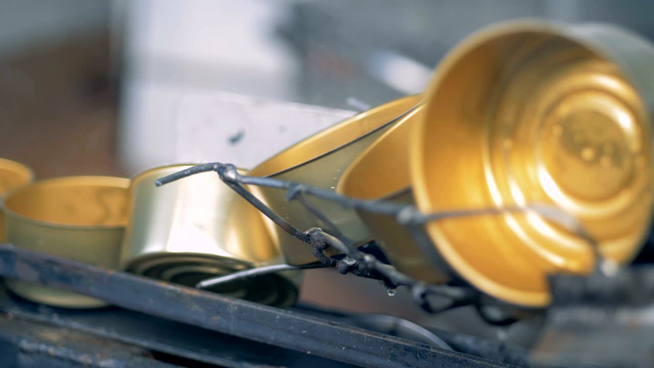 와이어 라인 아래로 이동하고 뒤집어지는 아연 캔의 클로즈업