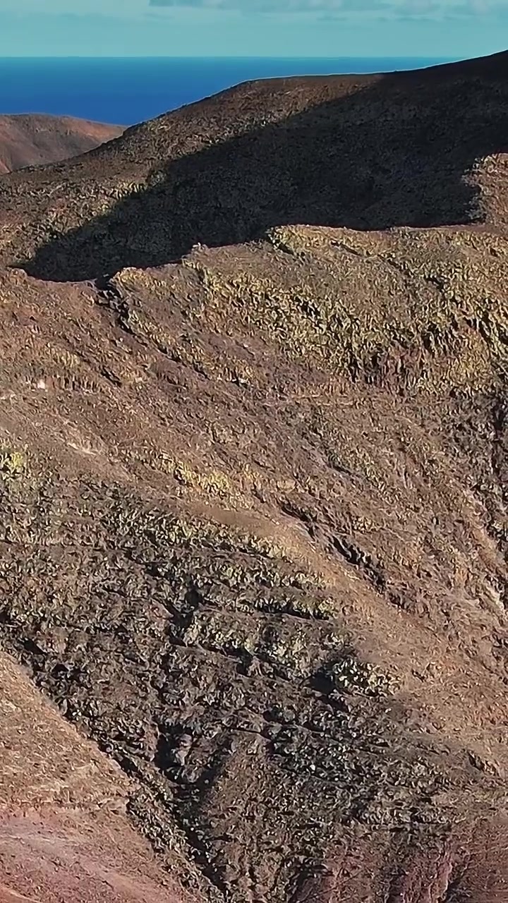 Esplora paesaggi montani a Fuerteventura, Spagna dall'alto.