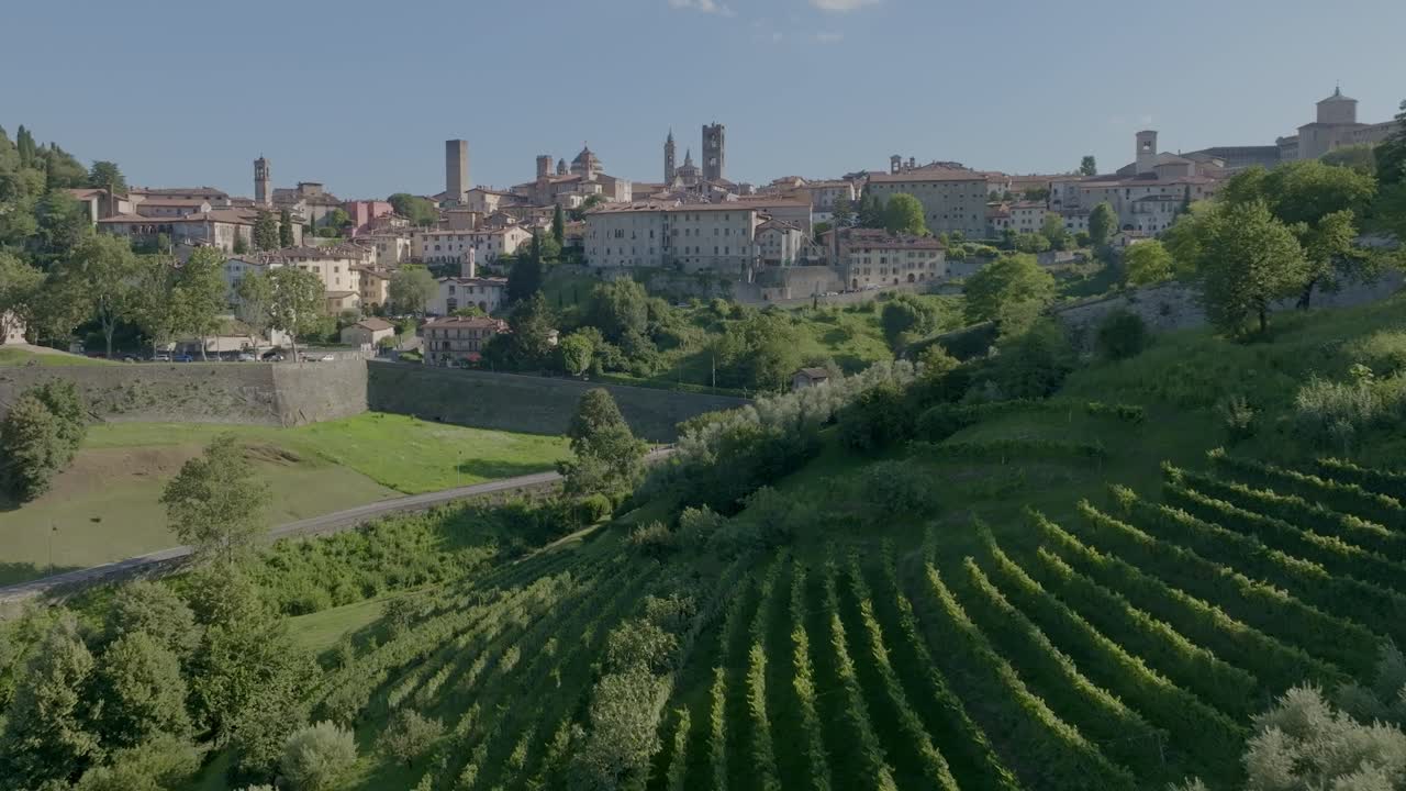 italia lombardía bergamo un típico pueblo antiguo sobre la colina rodeado de plantas verdes y vinícolas