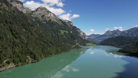 maravillosas montañas que alcanzan los cielos con increíbles reflejos cristalinos del puro lago de nubes de colores vivos colinas muy empinadas peligrosas para caminar sobre la sensación de calma y relajación