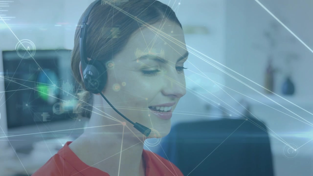 Rede de conexões tendo como fundo uma executiva de atendimento ao cliente caucasiana falando ao telefone com um headset