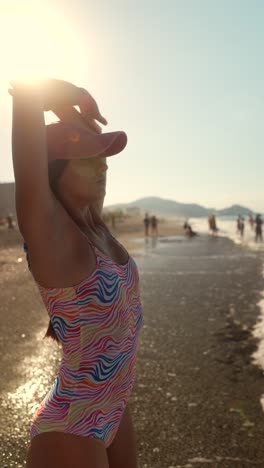 mujer relajándose en la playa al atardecer