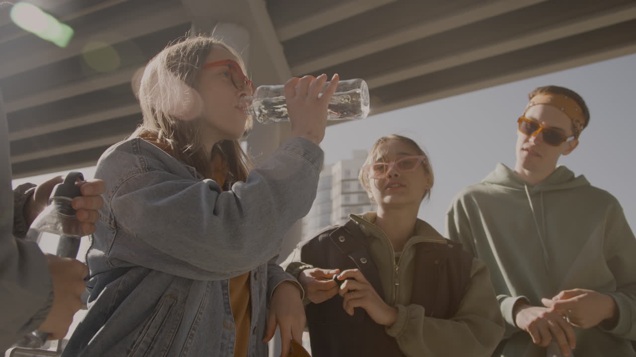 친구들이 야외에서 얘기하는 것