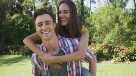 Portrait-of-happy-caucasian-couple-in-garden