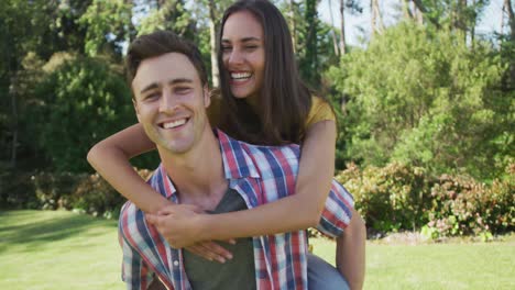 retrato de una feliz pareja caucásica en el jardín