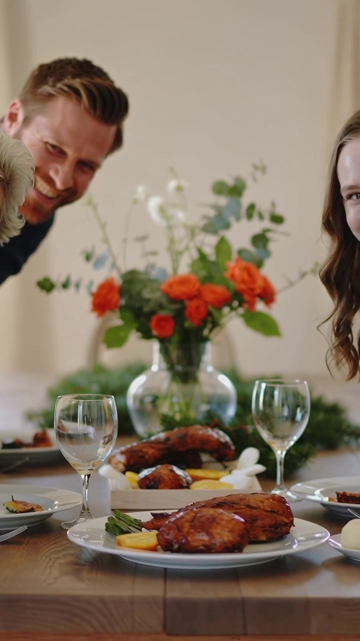 Video verticale: Inquadratura di apertura che mostra una coppia sorridente che si avvicina a casa con delle rose, condividendo la cena.