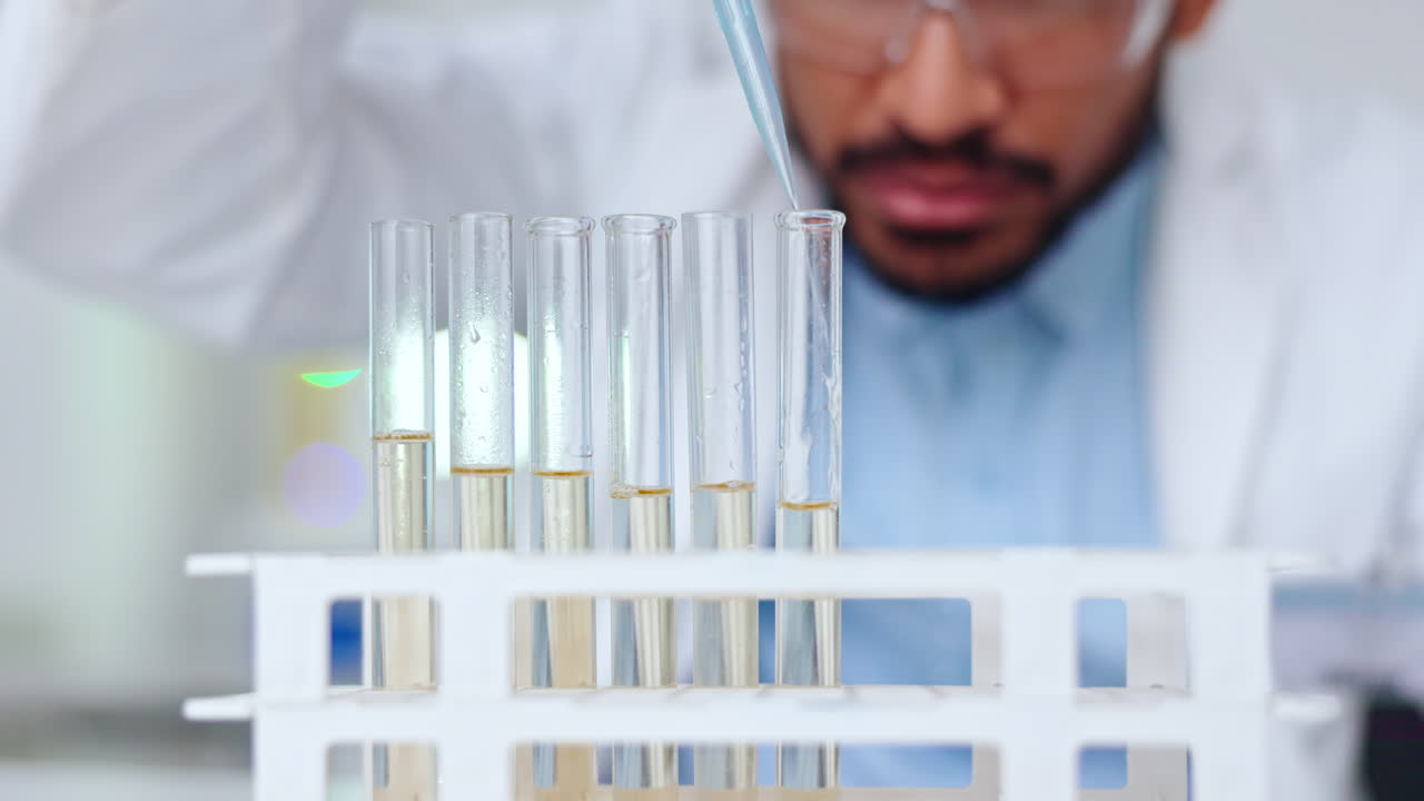 técnico de ciencias médicas analizando