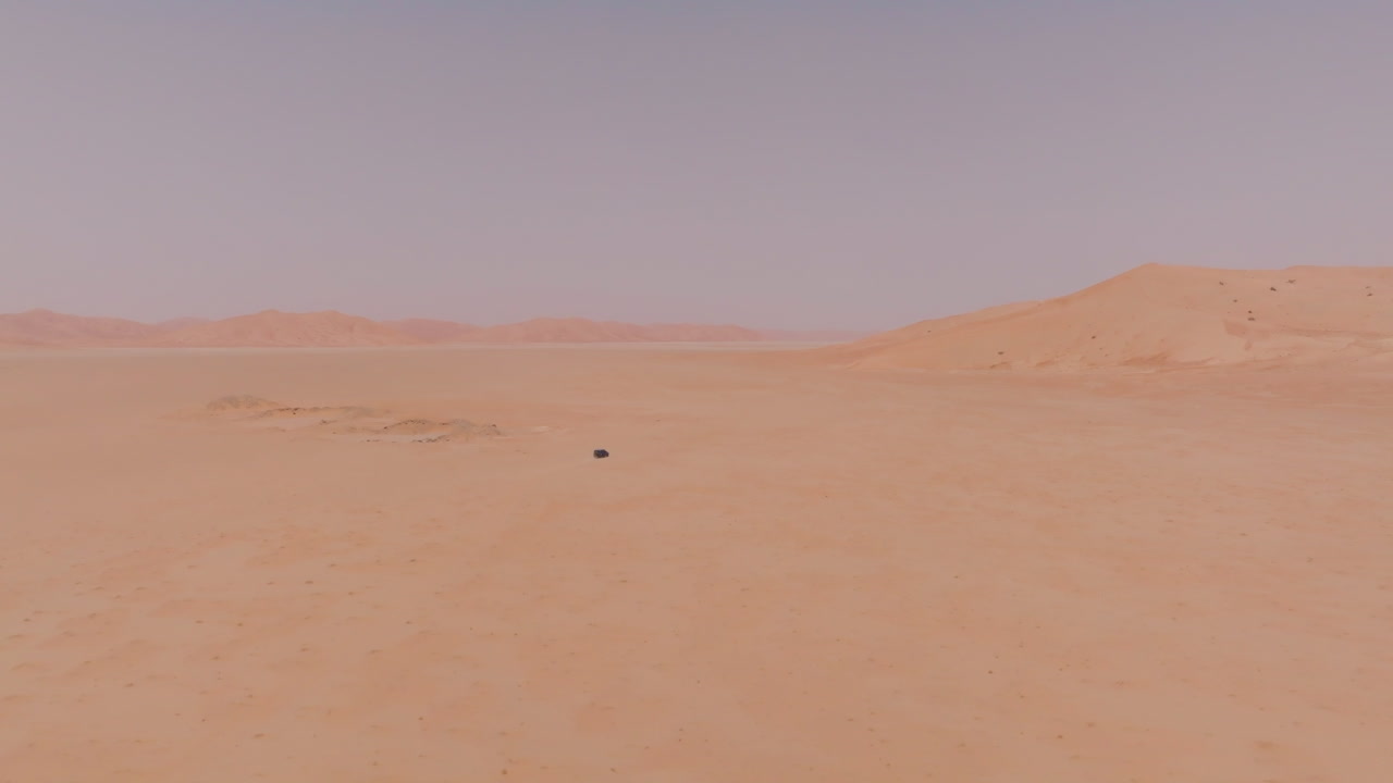 Barren desert landscape, extreme summer heat in Oman’s Empty Quarter, vast emptiness