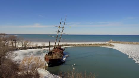 Vorwärtsantenne-Des-Schiffswracks-La-Grande-Hermine-In-Der-Nähe-Der-Niagarafälle