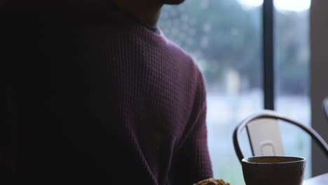 커피 4k를 마시면서 휴대폰을 사용하는 남자