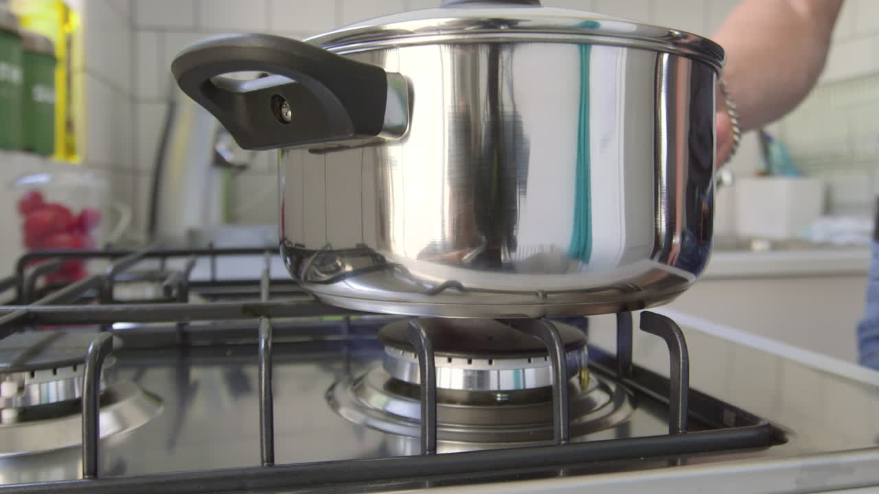 poner una cacerola en una estufa de gas