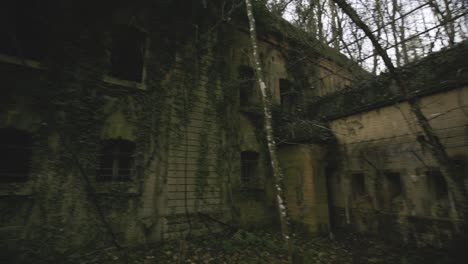 hospital abandonado en medio del bosque que forma parte de la zona de fortificación militar