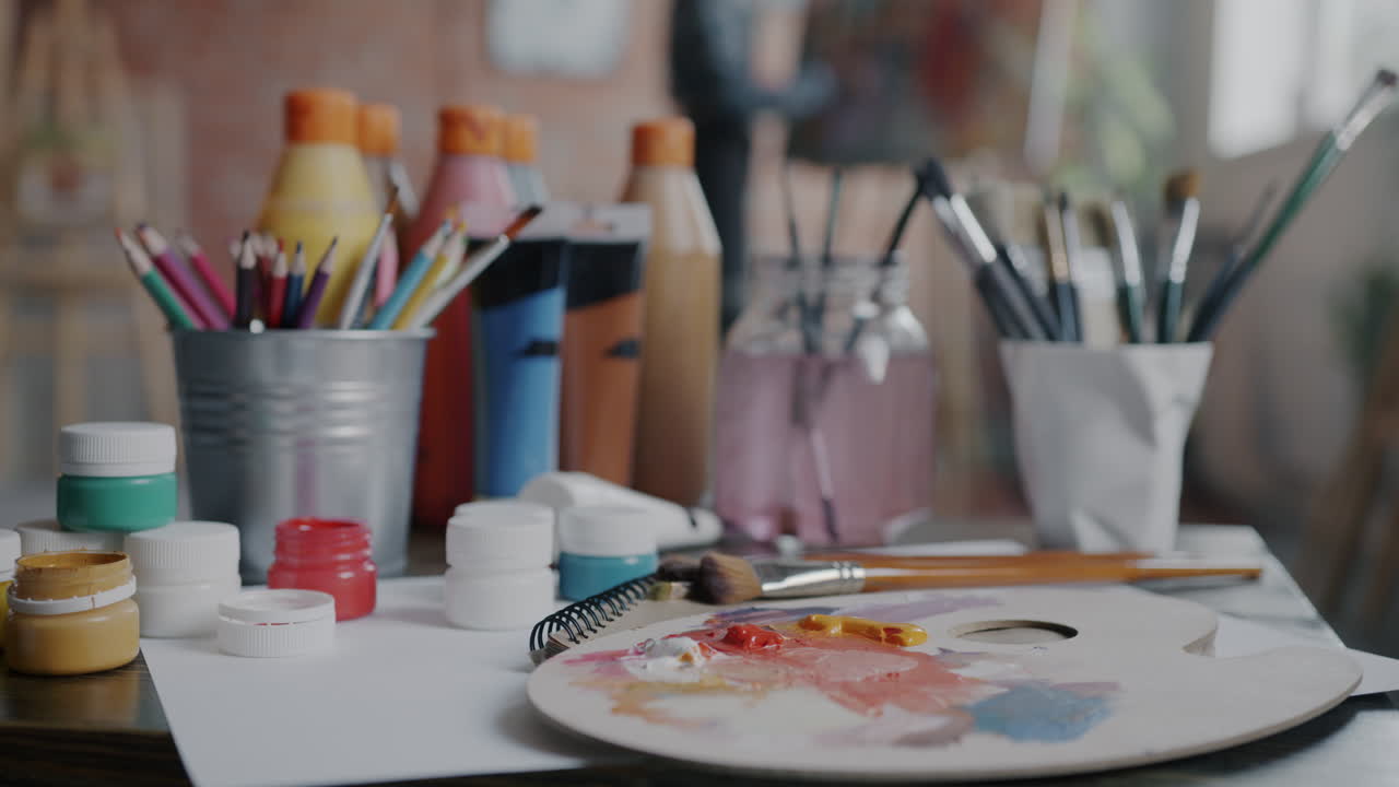 espacio de trabajo del artista con suministros de arte