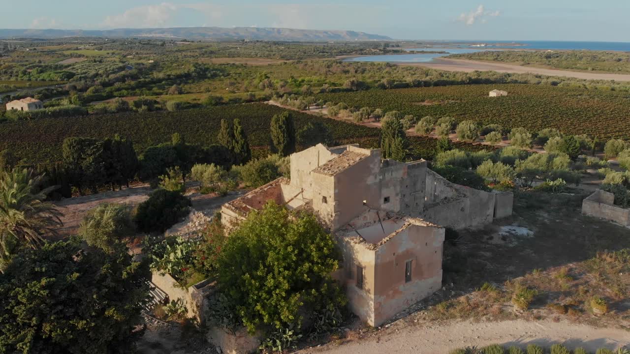 Vista aerea di una vecchia fattoria abbandonata con vigneti nella campagna di Modica, Sicilia, Italia