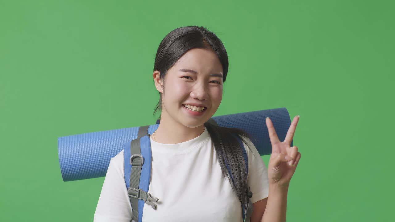 배 과 평화 표지판 을 가진 여자