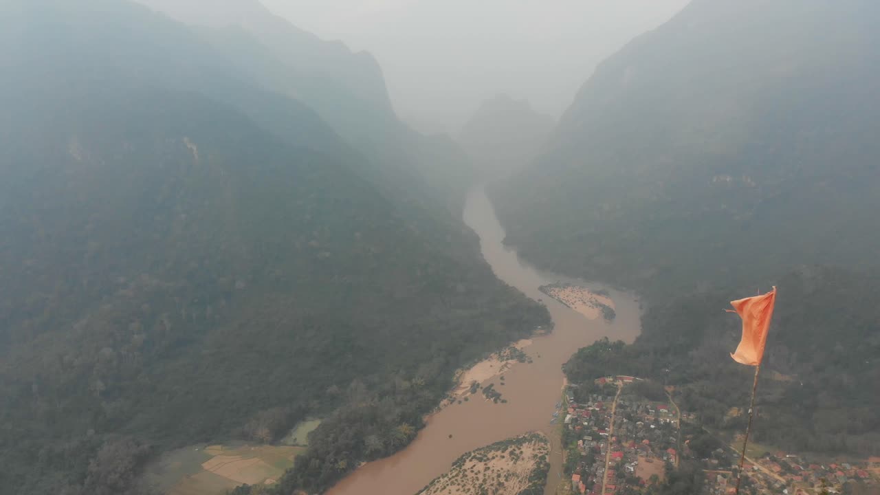 Vista sulle montagne con uomini a Muang Ngoy, Luang Prabang, Laos