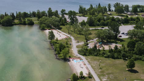 Toma-Aérea-De-Paralaje-Del-Parque-De-La-Playa-De-Innisfil-En-El-Sur-De-Ontario,-Canadá