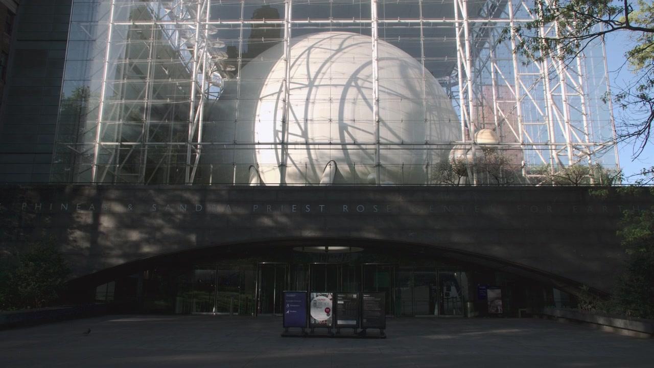 Inquadratura di apertura dell'Hayden Planetarium presso il Museo di Storia Naturale. Ripreso in una mattina di primavera a New York.