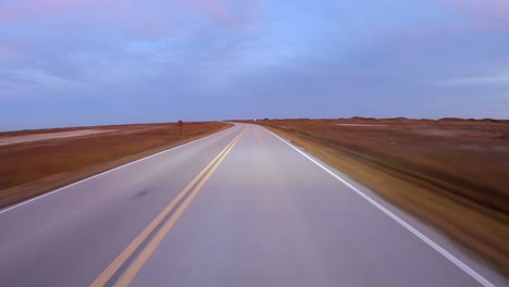 Pov-Während-Der-Fahrt-An-Einem-Der-Sümpfe-Auf-North-Padre-Island-Kurz-Vor-Sonnenuntergang-Vorbei