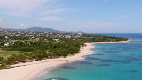 Muñeca-Aérea-Suave-A-La-Derecha-Que-Muestra-Una-Playa-Impresionante-En-República-Dominicana