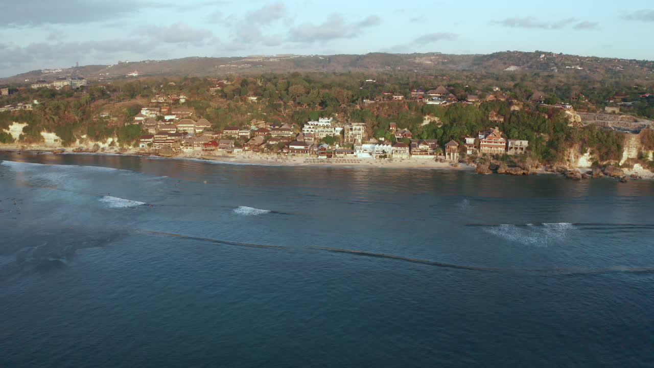 reenvío de drones a bali, indonesia, hermosa playa de bingin, destino de surfistas de la tierra de los sueños