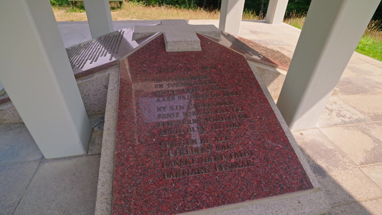Vista ravvicinata dell'iscrizione commemorativa a Skamlingsbanken, in Danimarca, che celebra la storia nazionale e coloro che hanno combattuto per l'identità e la libertà danese durante la Seconda Guerra Mondiale