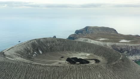 Pico-Bárcena-Con-Cráter-Volcánico-Extinto-En-La-Isla-San-Benedicto