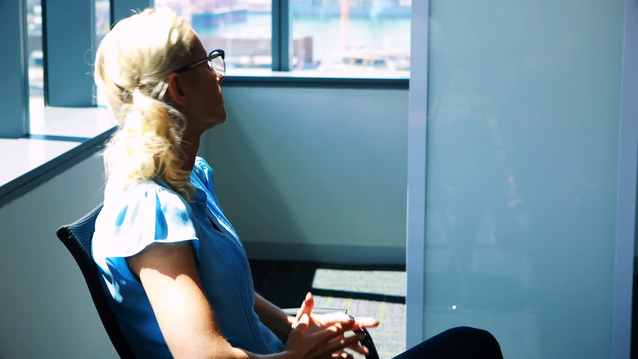 mujer ejecutiva estresada en el cargo