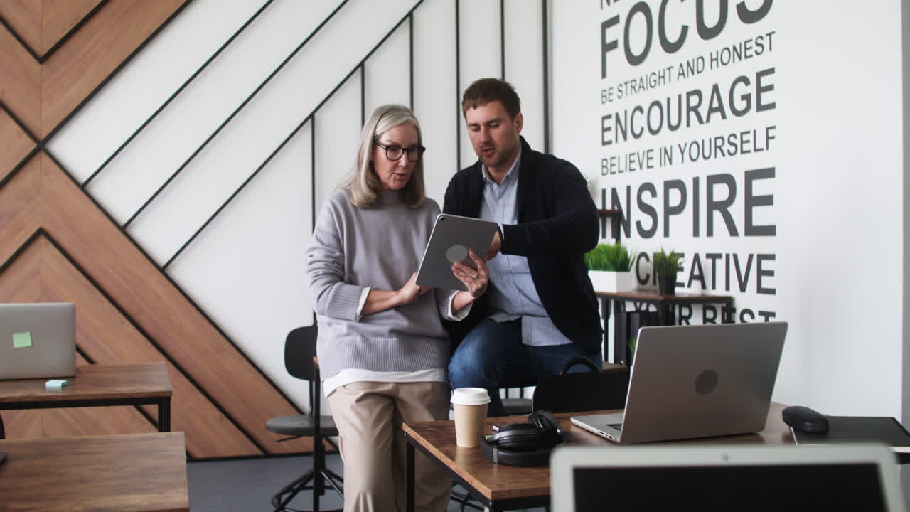 estudiante adulto y maestro en el aula