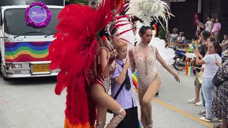 el desfile del orgullo lgbtq+ en tailandia