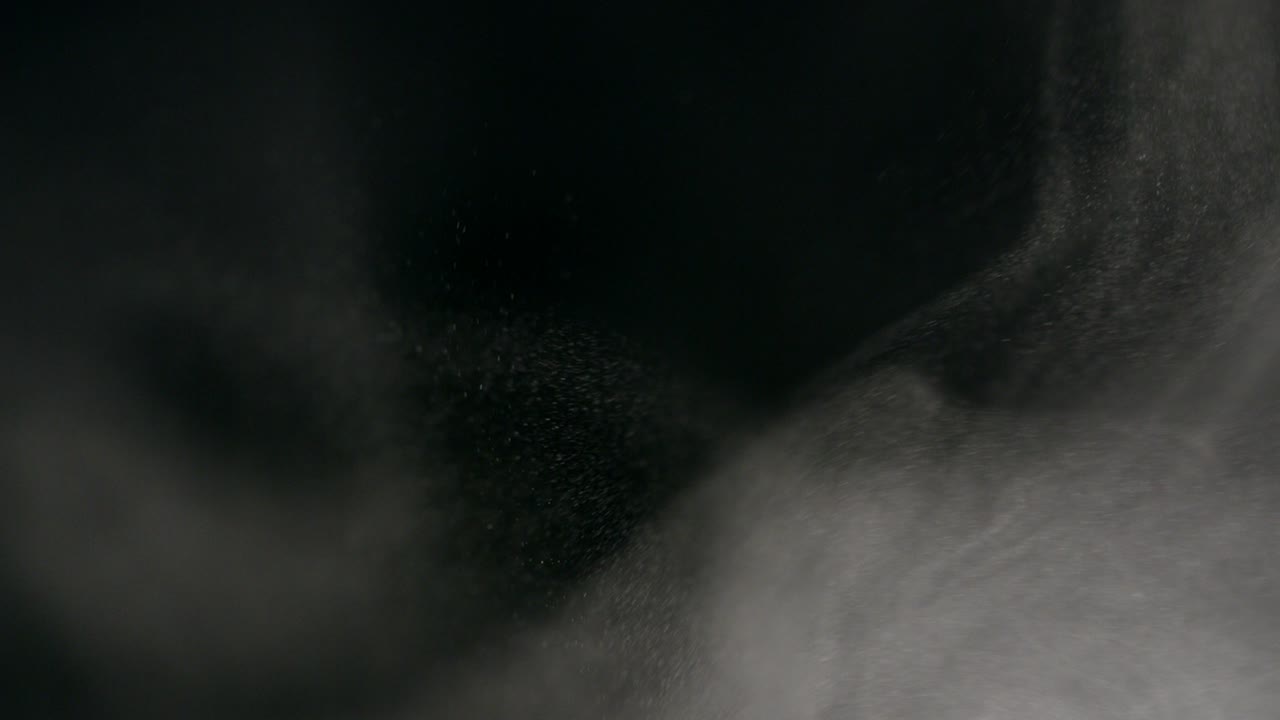 검은 바탕에 고립된 색 연기가