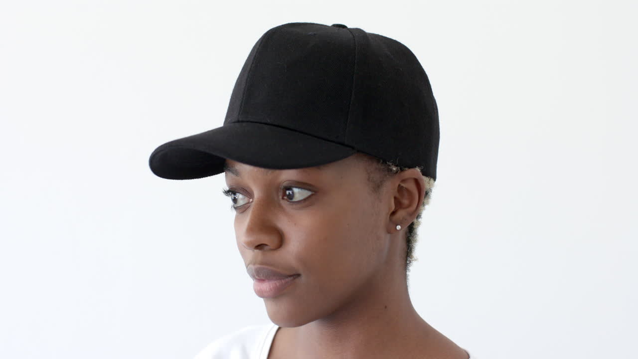 mujer afroamericana con gorra de pico negro con espacio de copia en fondo blanco