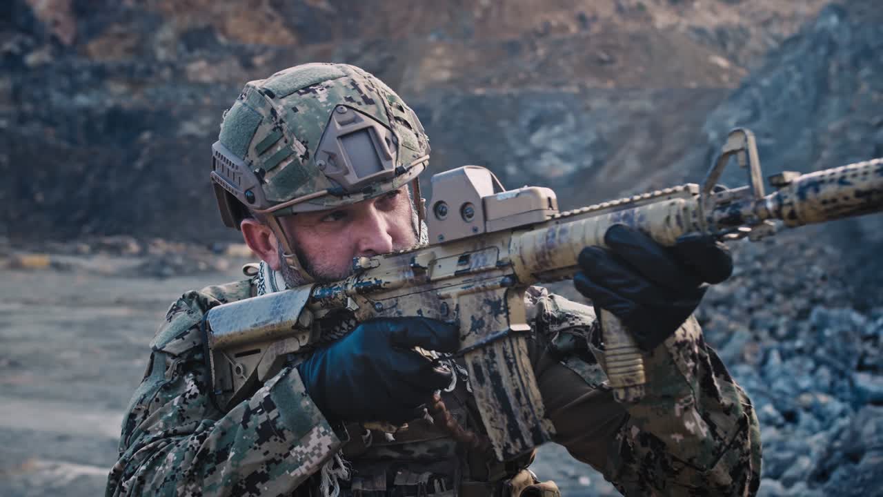 misión especial en las montañas de oriente medio llevando armas para eliminar un objetivo desconocido. extremadamente peligroso.