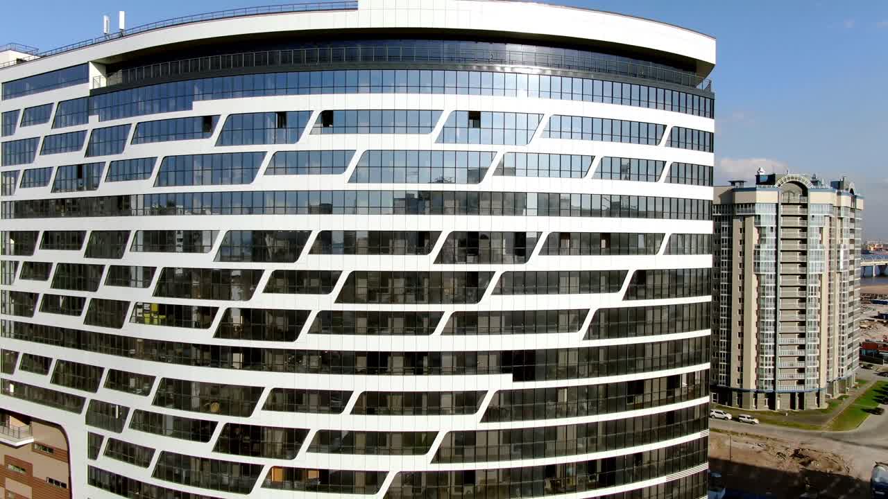 fachada de un edificio de arquitectura moderna